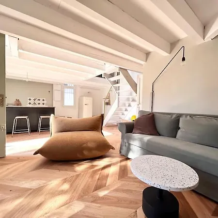 Maison Atypique Au Coeur De Montpellier, Cours Et Parking *