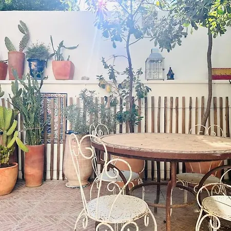 Maison Atypique Au Coeur De Montpellier, Cours Et Parking *